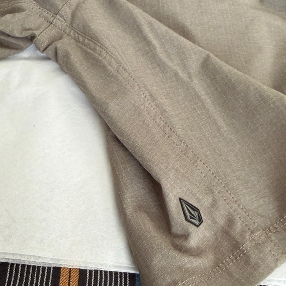 Volcom Men's Charcoal Flat Front Shorts (NWT) - Picture 10 of 14